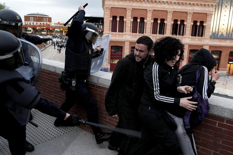 Spanish police beats demonstrators